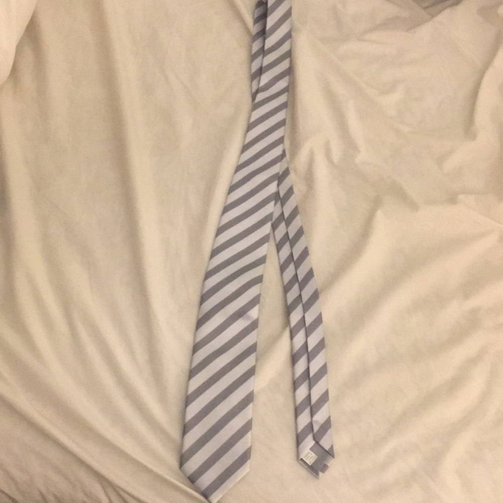 Grey and white tie. Unknown brand
